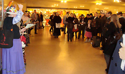 2008_12_23caroling_grandcentral2