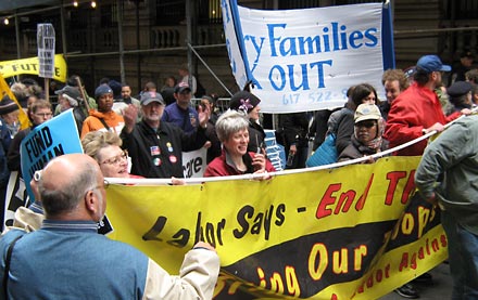 2009_04_04crowdwithbanner